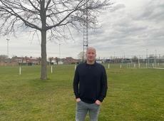 Gemeentebestuur laat voetballers op Den Akker al bijna twee jaar op half verlicht veld spelen