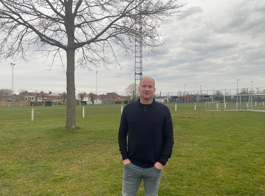 Gemeentebestuur laat voetballers op Den Akker al bijna twee jaar op half verlicht veld spelen Gemeentebestuur laat voetballers op Den Akker al bijna twee jaar op half verlicht veld spelen