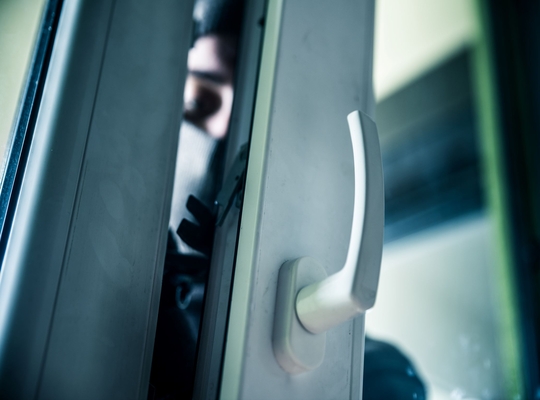Op vraag van Lode Vanneste geven vrijwilligers van Het Houtsche diefstalpreventieadvies aan jeugdverenigingen