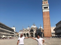 Bruno Dursin en  zoon Simon op het quasi lege San Marco plein op 15 augustus. Toont de impact van COVID op het toerisme , zeker voor kunststeden zoals Venetië die het van een internationaal publiek moeten hebben. 